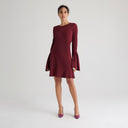 Kurzes Kleid mit Trompetenärmeln in Dunkelbraun