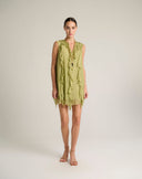 Abito Corto in Chiffon con Rouches Verticali e Volant – Verde Oliva Chiaro