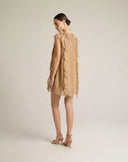 Abito Corto in Chiffon con Rouches Verticali e Volant – Color Cammello Chiaro