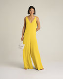 Tuta Intera Wide-Leg in Tessuto Fluido con Doppio Scollo a V – Giallo Sole