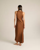 Abito Slip Dress Maxi in Satin con Scollo a V e Taglio in Sbieco – Marrone Cioccolato