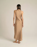 Abito Slip Dress Maxi in Satin con Scollo a V e Taglio in Sbieco – Cammello Dorato