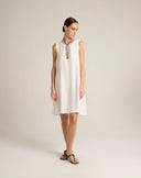 Abito Mini a Trapezio con Scollatura e Maxi Fiocco sul Retro – Bianco