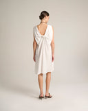 Abito Mini a Trapezio con Scollatura e Maxi Fiocco sul Retro – Bianco