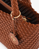 Borsa Shopping Intrecciata con Inner Pouch e Charm – Cuoio