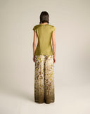Blusa Smanicata in Satin Fluido con Scollo Rotondo