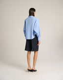 Camicia Boxy con Spalle Calate e Taglio Geometrico Frontale