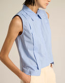 Camicia Smanicata con Pannelli Geometrici e Chiusura Coperta