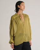 Blusa Fluida in seta con Scollo Arricciato e Laccetti