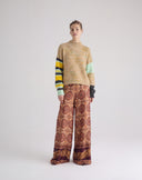 Maglione Color-Block con Maniche Asimmetriche Carta da Zucchero