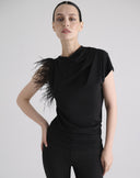 Top Elegante con Dettaglio Piuma