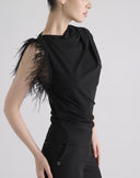 Top Elegante con Dettaglio Piuma