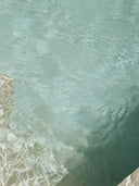 <h4>ACQUISTA<br/>UN CAPO BEACHWEAR<br/>E RICEVI <strong>IN OMAGGIO</strong><br/>L'ESCLUSIVO TELO MARE<br/>MANILA GRACE</h4>